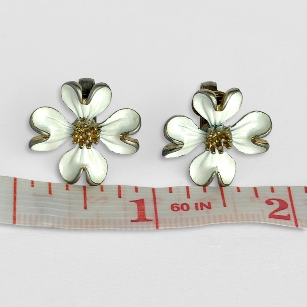 Vintage Mid Century White Enamel Dogwood Flower Earrings Gold Tone Retro Floral - Picture 2 of 5